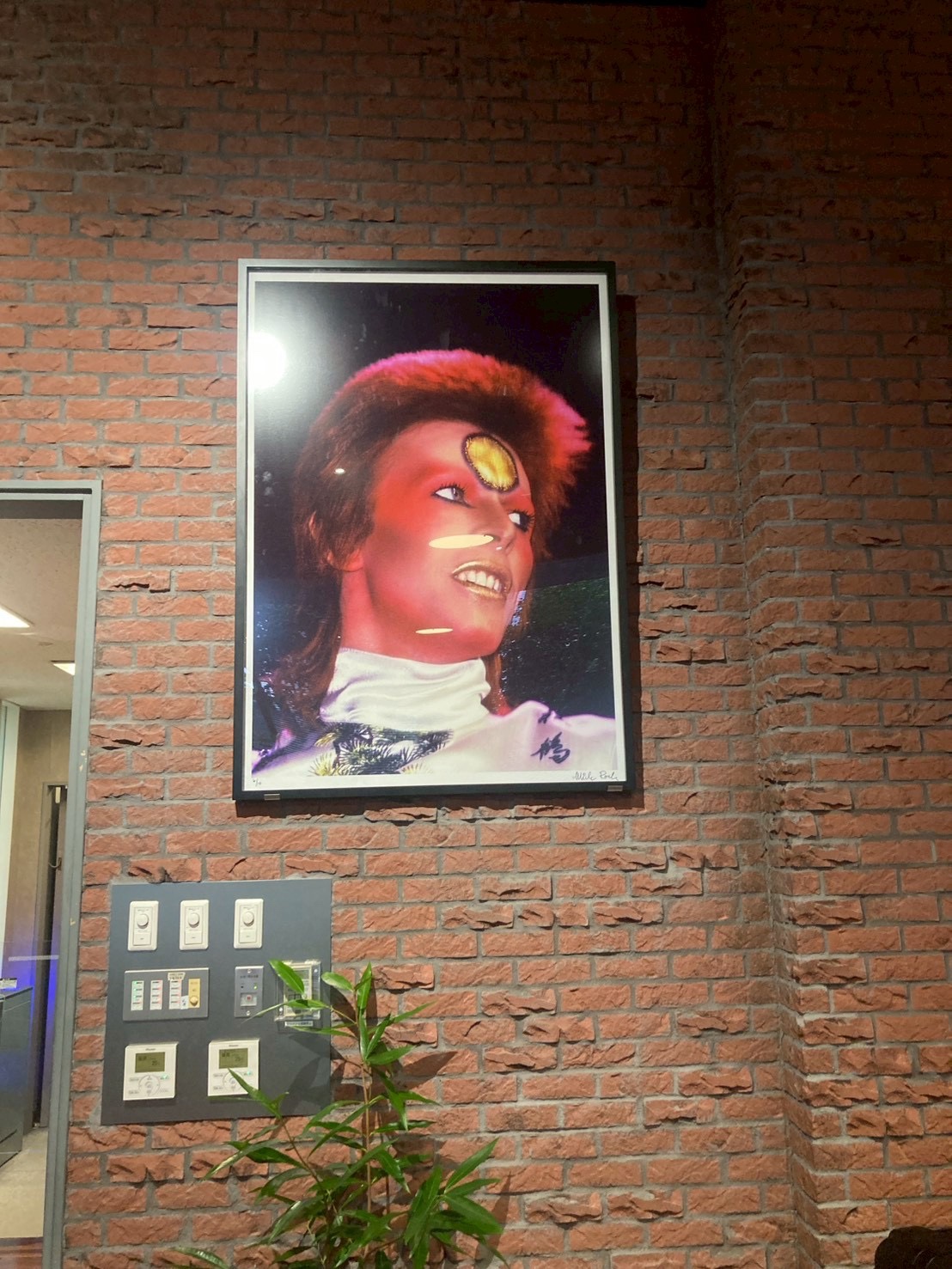 壁に飾られたDAVID BOWIEの写真