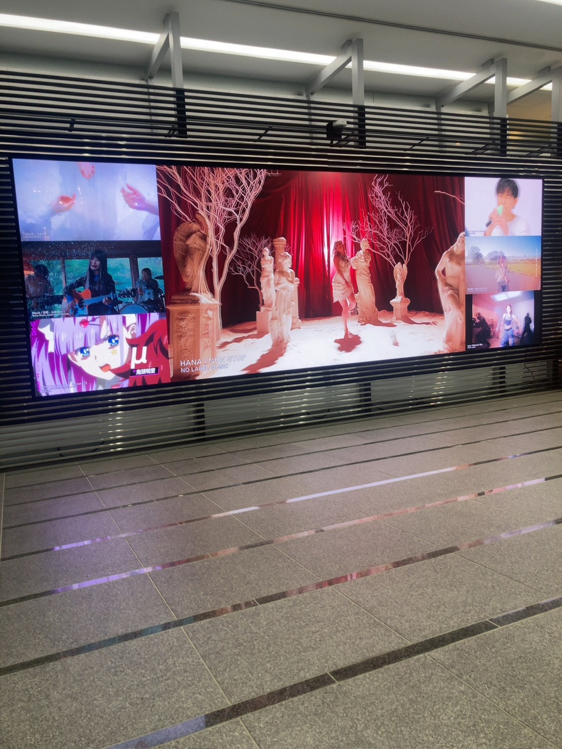 六番町SONY 受付の大型モニター