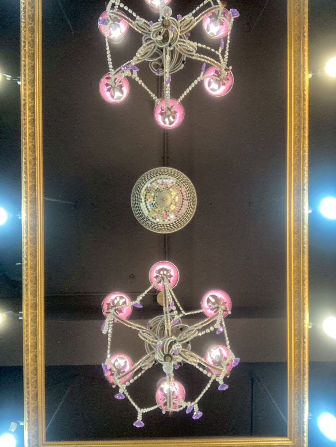 サロンのシャンデリア照明