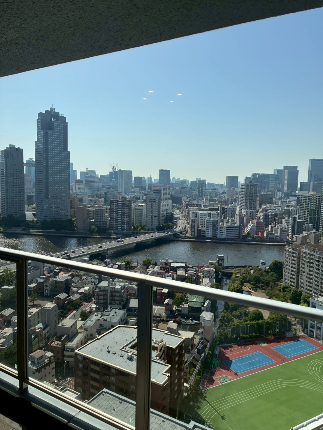窓から見える隅田川の景色